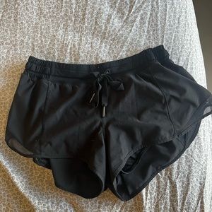 Lululemon blackl hottie hot shorts 2.5in size 6